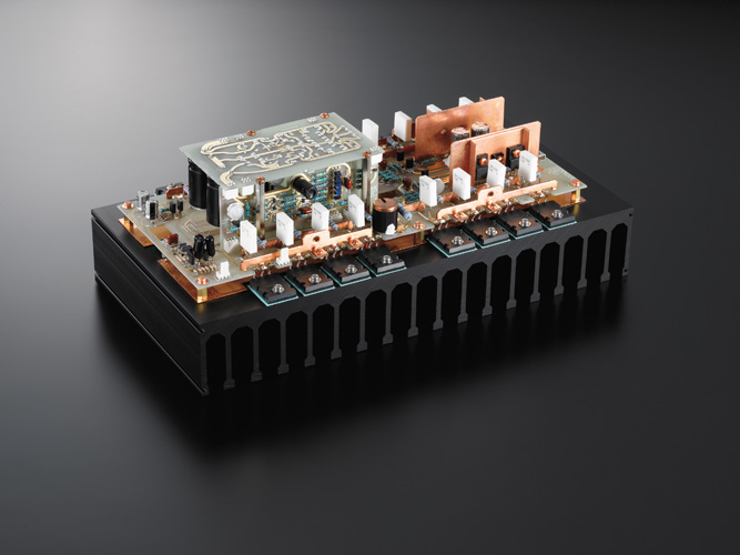 High power ODNF amplifier with 4x2 output structure,which has achieved overwhelming power linearity of up to 1,200W (1Ω)