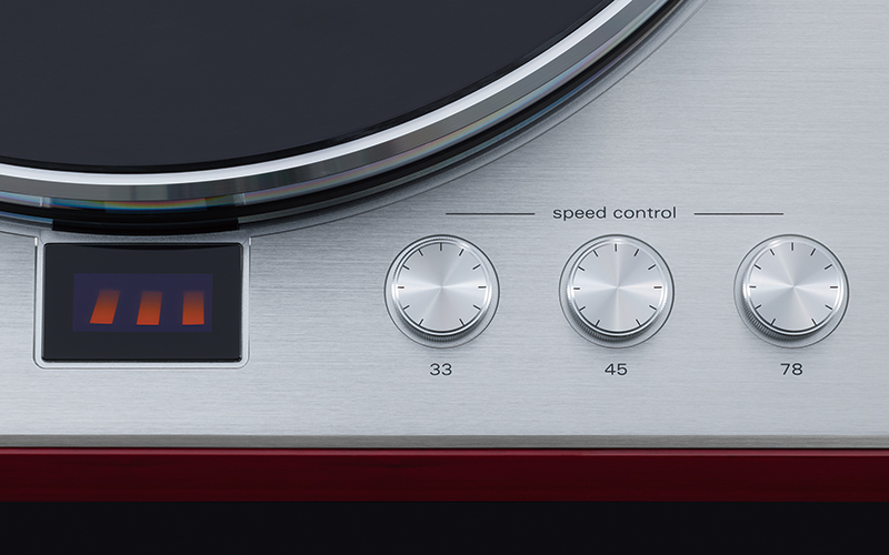 Three selectable rotation speeds with pitch control and stroboscope indicator